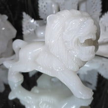 Lade das Bild in den Galerie-Viewer, Löwen Carving
