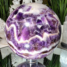 Lade das Bild in den Galerie-Viewer, Große Amethyst Chevron Kugel mit Stand
