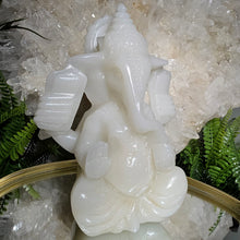 Lade das Bild in den Galerie-Viewer, Ganesha Carving
