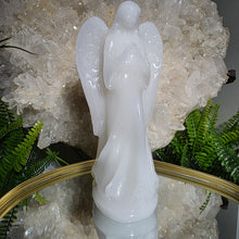 Lade das Bild in den Galerie-Viewer, Engel Carving
