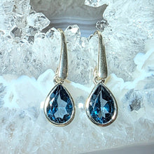 Lade das Bild in den Galerie-Viewer, Ohrringe London Blue Topaz Silber
