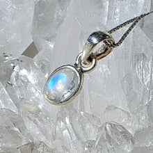 Lade das Bild in den Galerie-Viewer, Kettenanhänger Regenbogen Mondstein Silber
