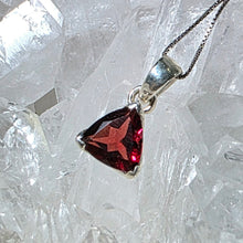 Lade das Bild in den Galerie-Viewer, Kettenanhänger Rubin Silber
