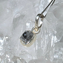 Lade das Bild in den Galerie-Viewer, Kettenanhänger Rohdiamant Silber
