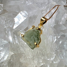 Lade das Bild in den Galerie-Viewer, Kettenanhänger Moldavit Gold
