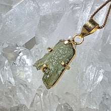Lade das Bild in den Galerie-Viewer, Kettenanhänger Moldavit Gold
