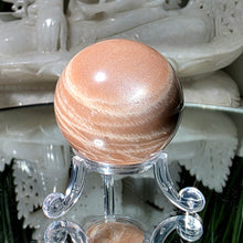 Lade das Bild in den Galerie-Viewer, Sonnenstein Mondstein Kugel mit Stand
