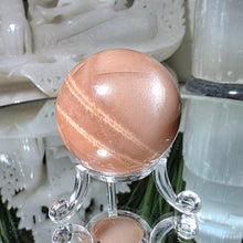 Lade das Bild in den Galerie-Viewer, Sonnenstein Mondstein Kugel mit Stand
