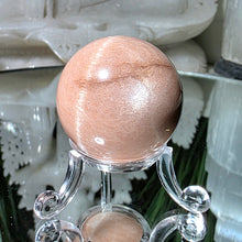 Lade das Bild in den Galerie-Viewer, Sonnenstein Mondstein Kugel mit Stand
