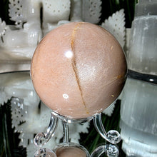 Lade das Bild in den Galerie-Viewer, Sonnenstein Mondstein Kugel mit Stand
