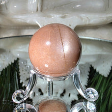 Lade das Bild in den Galerie-Viewer, Sonnenstein Mondstein Kugel mit Stand

