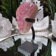 Lade das Bild in den Galerie-Viewer, Regenbogen Amethyst Cluster auf Stand
