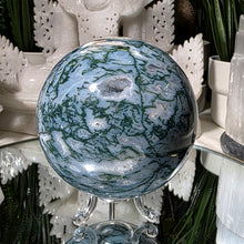 Lade das Bild in den Galerie-Viewer, Moosachat mit Baumachat Kugel mit Stand
