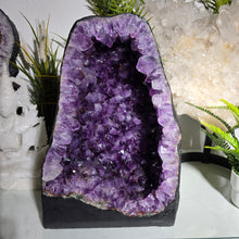 Lade das Bild in den Galerie-Viewer, XL Amethyst Kathedrale mit Zuckerkristallen
