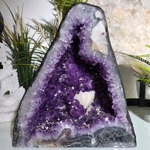 Lade das Bild in den Galerie-Viewer, XL Amethyst Achat Kathedrale mit Calcit und Zuckerkristallen

