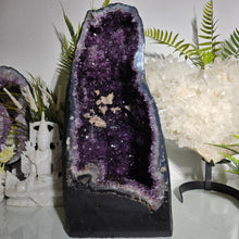 Lade das Bild in den Galerie-Viewer, XXL Amethyst Kathedrale mit Zuckerkristallen und Calcitformationen
