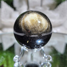 Lade das Bild in den Galerie-Viewer, Obsidian Kugel mit Goldflash mit Stand
