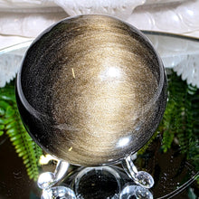 Lade das Bild in den Galerie-Viewer, Obsidian Kugel mit Goldflash mit Stand
