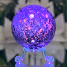 Lade das Bild in den Galerie-Viewer, Yooperlit Kugel mit Stand
