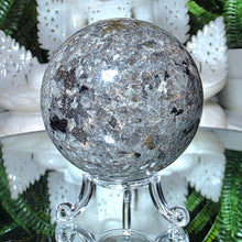 Lade das Bild in den Galerie-Viewer, Yooperlit Kugel mit Stand
