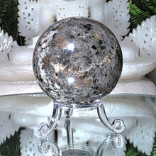 Lade das Bild in den Galerie-Viewer, Yooperlit Kugel mit Stand
