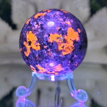 Lade das Bild in den Galerie-Viewer, Yooperlit Kugel mit Stand
