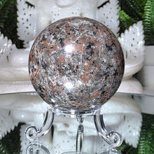 Lade das Bild in den Galerie-Viewer, Yooperlit Kugel mit Stand
