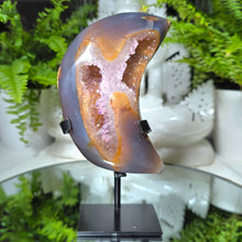 Lade das Bild in den Galerie-Viewer, Achat mit Amethyst Mond auf Stand
