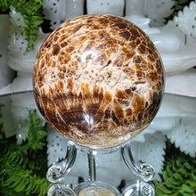 Lade das Bild in den Galerie-Viewer, Schokoladencalcit Kugel mit Stand
