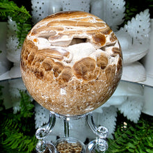 Lade das Bild in den Galerie-Viewer, Schokoladencalcit Kugel mit Stand
