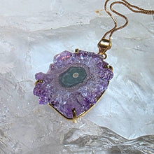 Lade das Bild in den Galerie-Viewer, Kettenanhänger Amethyst Stalaktitauge Gold
