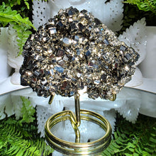 Lade das Bild in den Galerie-Viewer, High Quality Pyrit Cluster auf Stand
