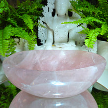 Lade das Bild in den Galerie-Viewer, XL Handmade Rosenquarz Schale
