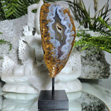 Lade das Bild in den Galerie-Viewer, Achat auf Stand
