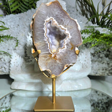 Lade das Bild in den Galerie-Viewer, Achat mit Zuckerkristall Druse auf Stand
