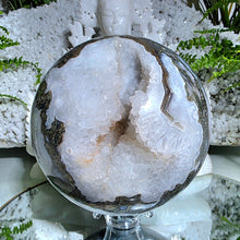 Lade das Bild in den Galerie-Viewer, Große Moosachat Kugel mit Stand
