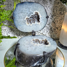 Lade das Bild in den Galerie-Viewer, Einzigartige Achat Schmuck Schatulle mit Druse

