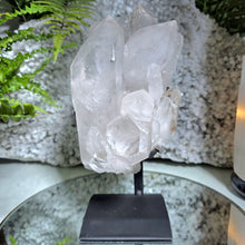 Lade das Bild in den Galerie-Viewer, Großer Bergkristall Cluster auf Stand
