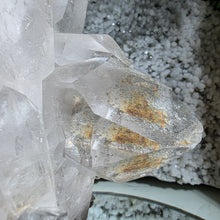 Lade das Bild in den Galerie-Viewer, Großer Bergkristall Cluster auf Stand
