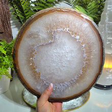 Lade das Bild in den Galerie-Viewer, Achat Scheibe mit Druzy
