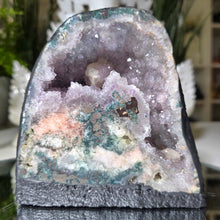 Lade das Bild in den Galerie-Viewer, Amethyst mit Pink Amethyst und Calcit Druse
