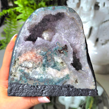 Lade das Bild in den Galerie-Viewer, Amethyst mit Pink Amethyst und Calcit Druse
