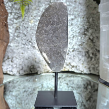 Lade das Bild in den Galerie-Viewer, Prasiolith auf Stand
