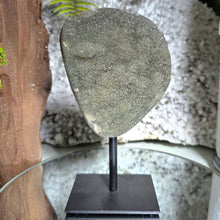 Lade das Bild in den Galerie-Viewer, Prasiolith auf Stand
