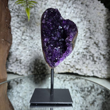 Lade das Bild in den Galerie-Viewer, High Quality Amethyst auf Stand
