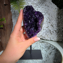 Lade das Bild in den Galerie-Viewer, High Quality Amethyst auf Stand
