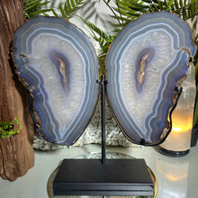 Lade das Bild in den Galerie-Viewer, XL Achat Flügel mit Druse mit Stand
