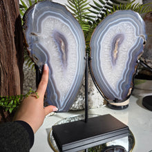 Lade das Bild in den Galerie-Viewer, XL Achat Flügel mit Druse mit Stand
