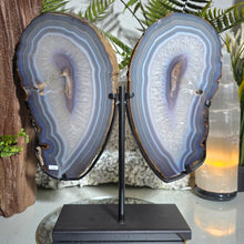 Lade das Bild in den Galerie-Viewer, XL Achat Flügel mit Druse mit Stand
