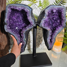 Lade das Bild in den Galerie-Viewer, XXL Amethyst Flügel Paar auf Stand

